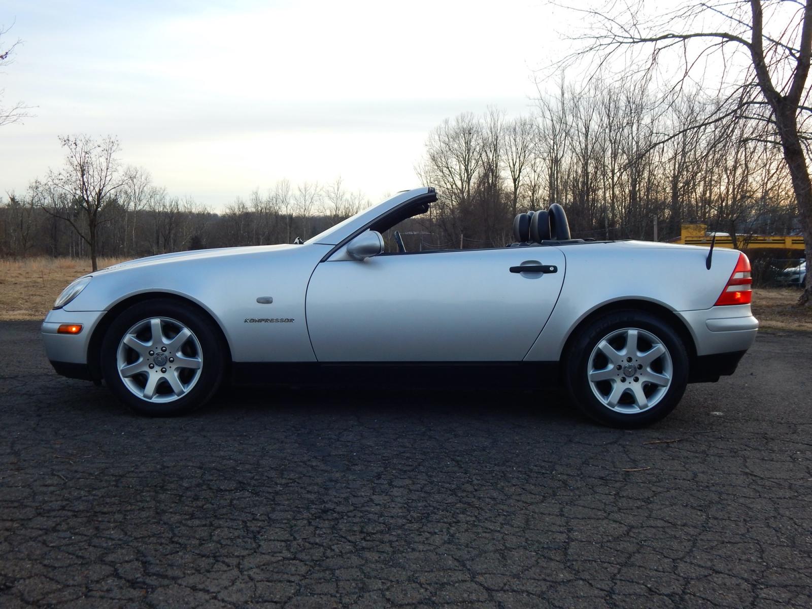 2000 Silver /Black Leather Mercedes-Benz SLK SLK230 (WDBKK47F2YF) with an 2.3L 4 cylinder supercharged engine, Automatic transmission, located at 6528 Lower York Road, New Hope, PA, 18938, (215) 862-9555, 40.358707, -74.977882 - Photo #10